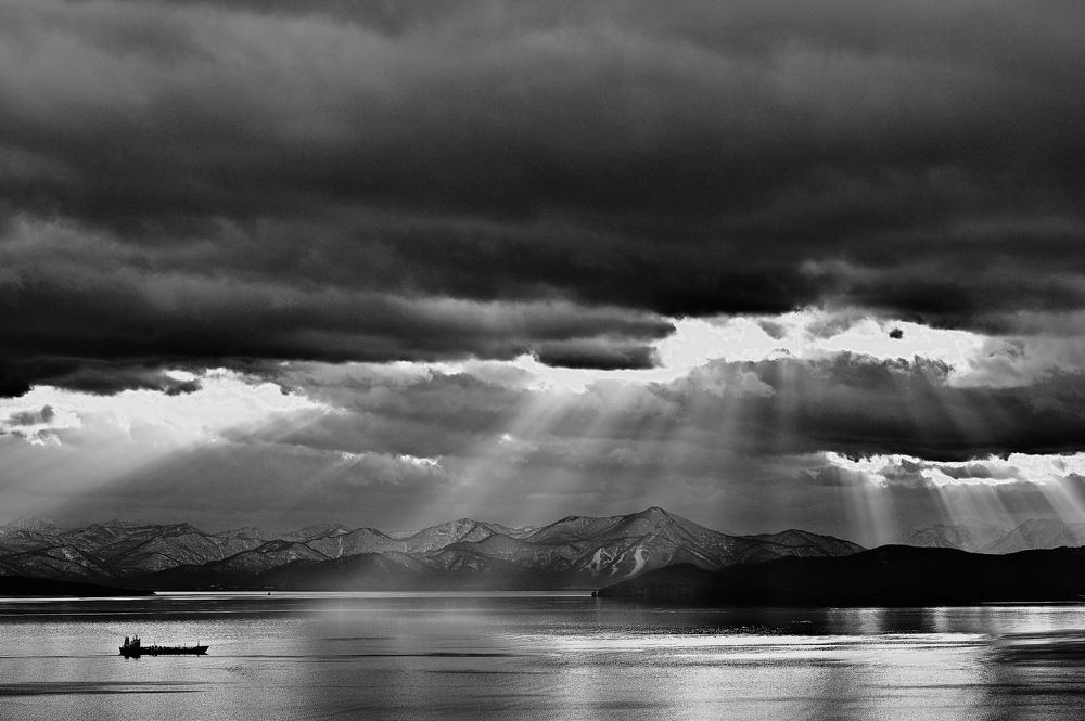 Сквозь облака освещается путь кораблю.