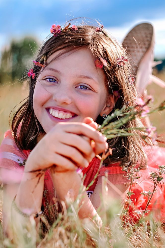 девочка в поле