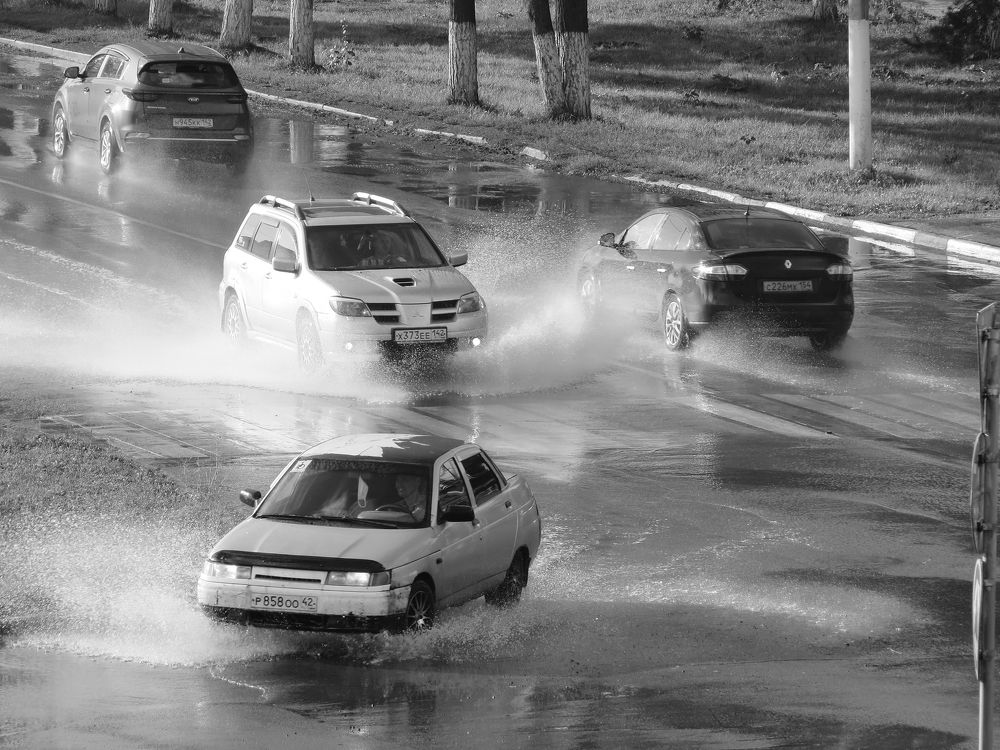 Город купается в брызгах дождя