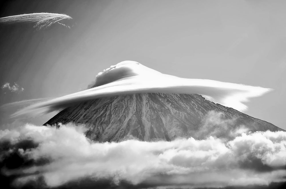 Вулкан примерил шляпку.