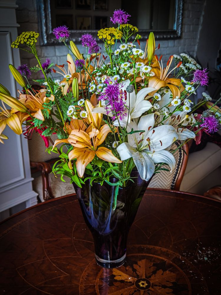 Букет с лилиями.