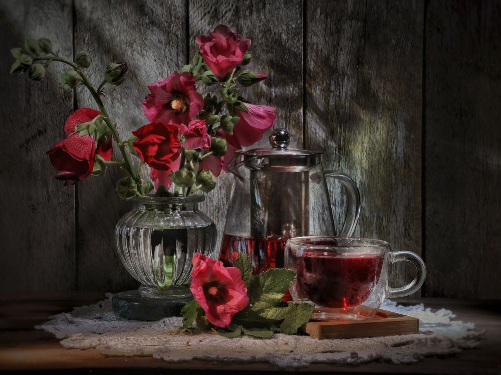 Натюрморт в оттенках красного