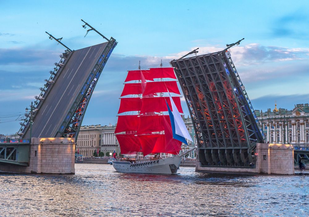 Алые паруса в городе на Неве