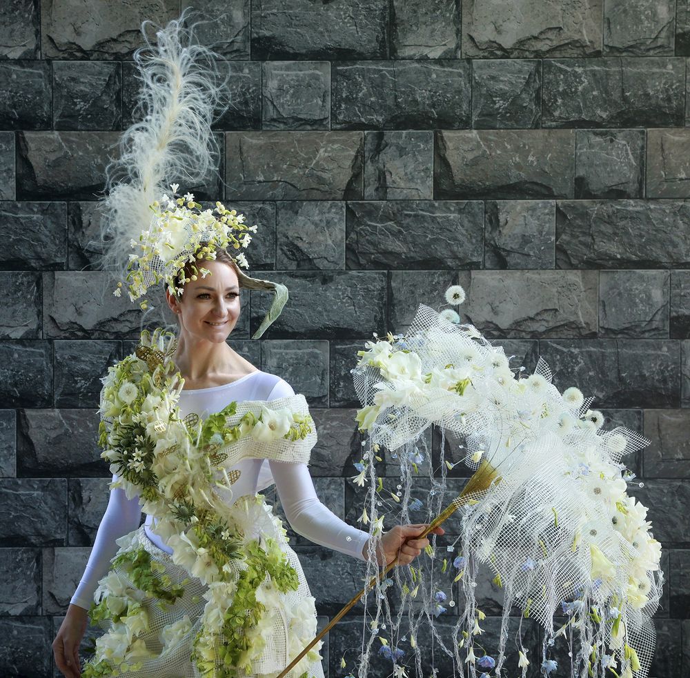 Девушка в цветочном костюме
