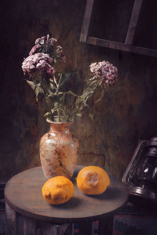Натюрморт с цветами и гнилыми лимонами/Still life with flowers and rotten lemons