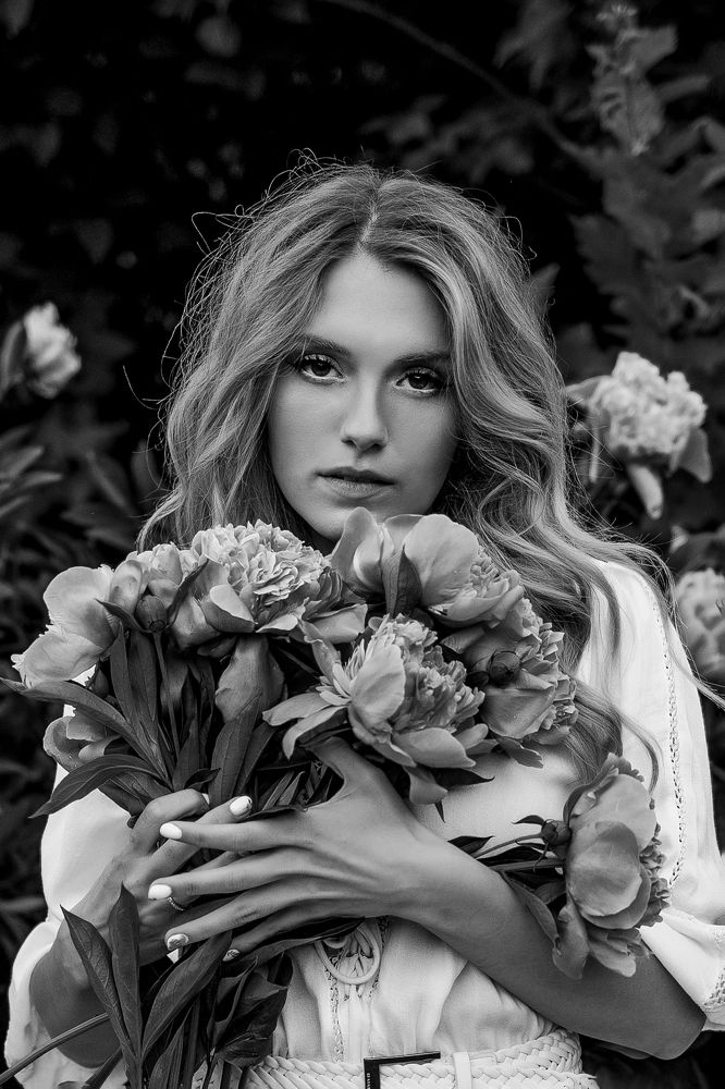 Девушка с пионами