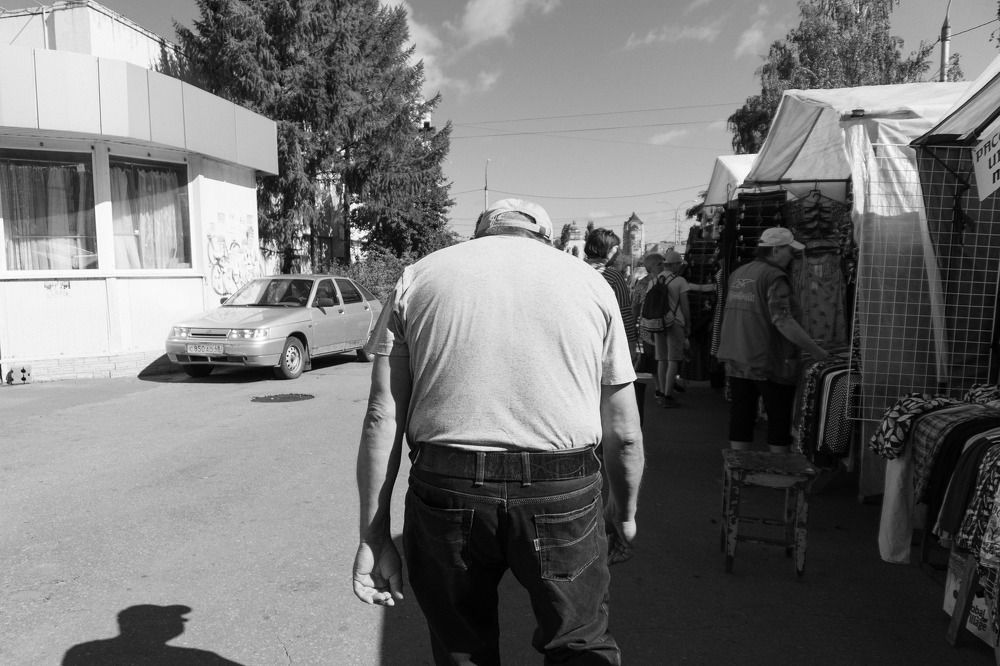 Портрет пожилого мужчины без лица