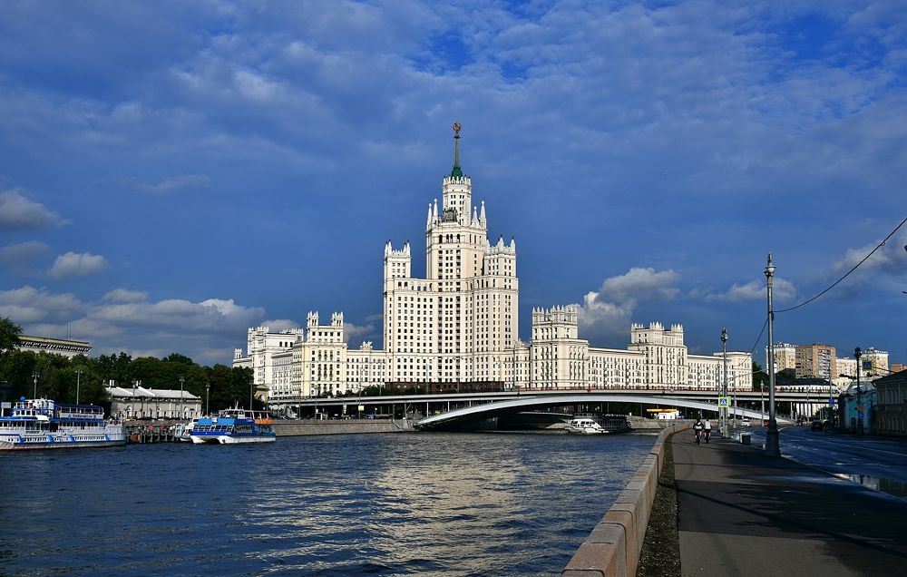 Bolshoi Ustinsky bridge and one of the seven Stalinist high-rise buildings on Kotelnicheskaya embankment.  Moscow, Russia.