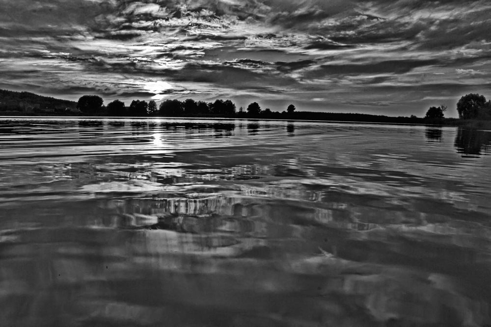 Закат над озером.