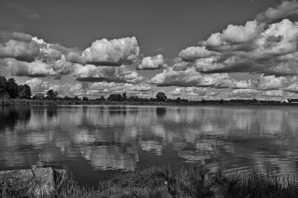 Облака над озером.