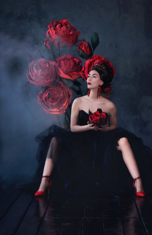 Гранат, как символ плодородия, богатства и вечной жизни.