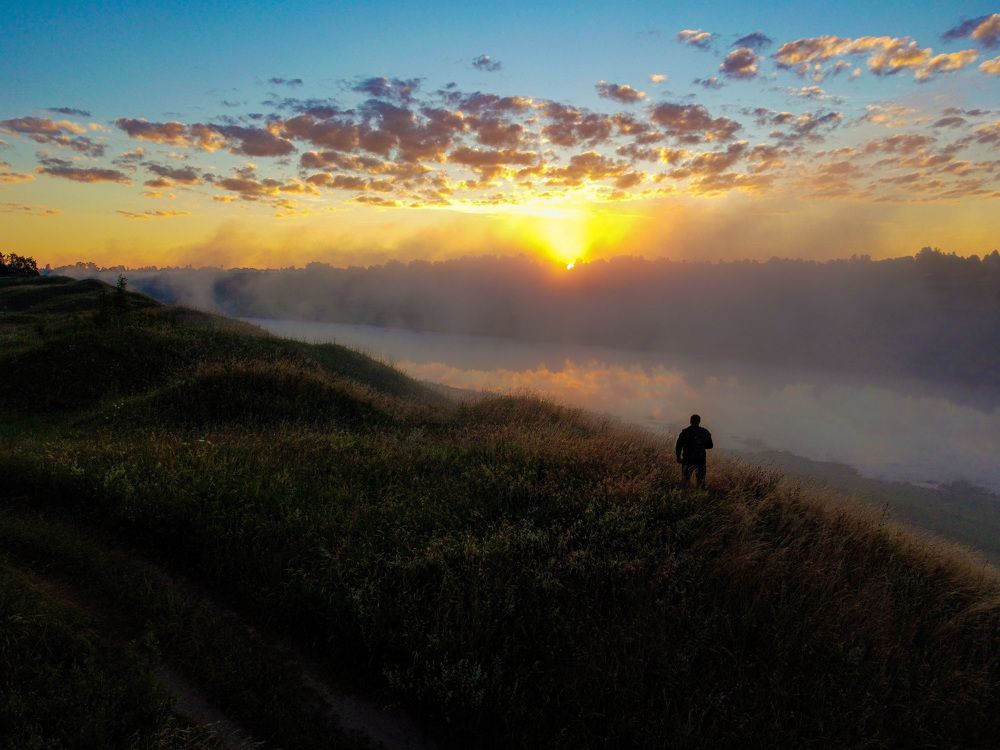 Рассвет у реки .