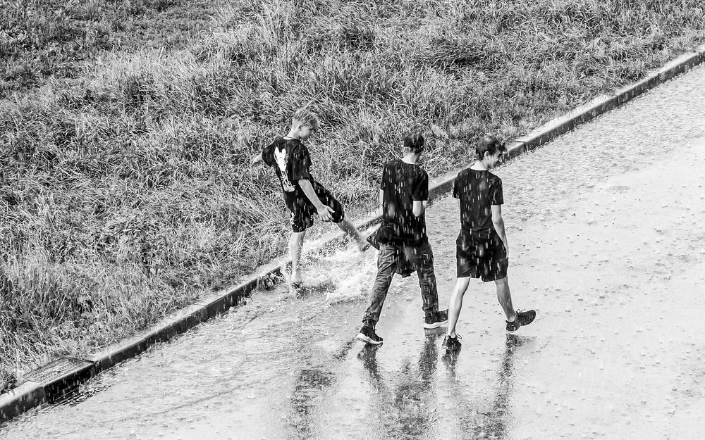 Прогуляться под дождём