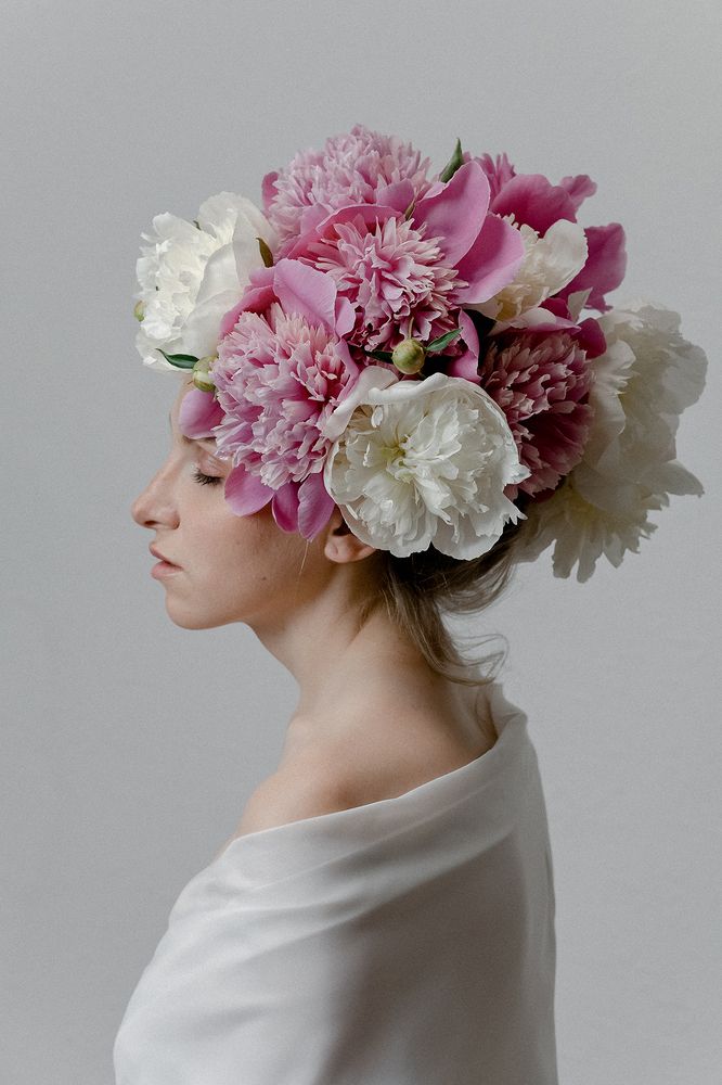 Вероника и пионы