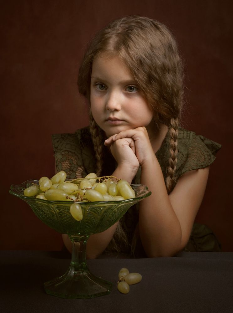 Девочка с виноградом