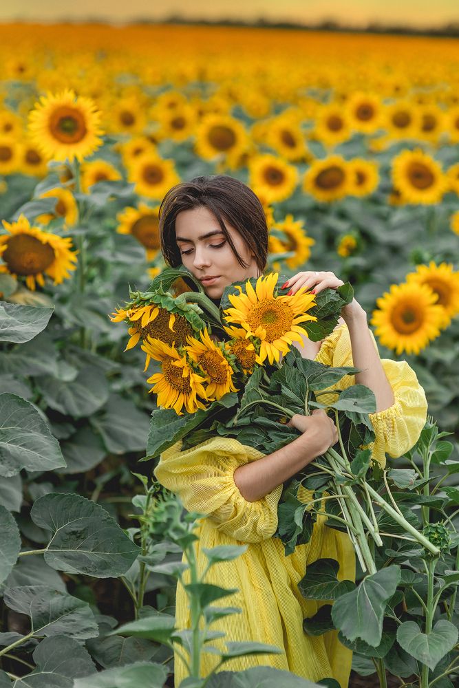 Девушка в поле с подсолнухами