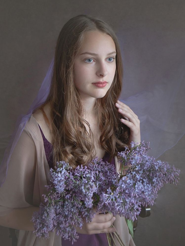 Не веселая , не печальная.