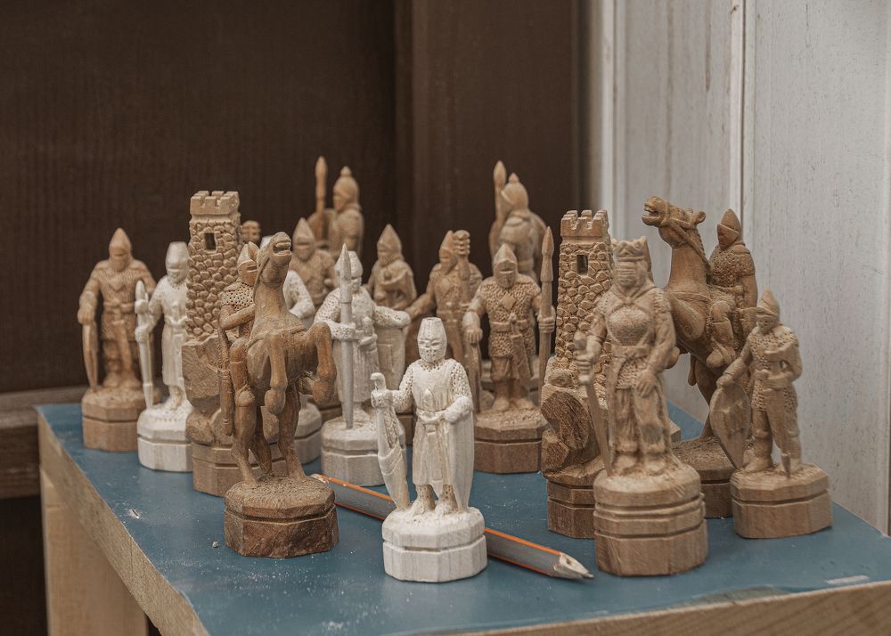 Мастер резьбы по дереву