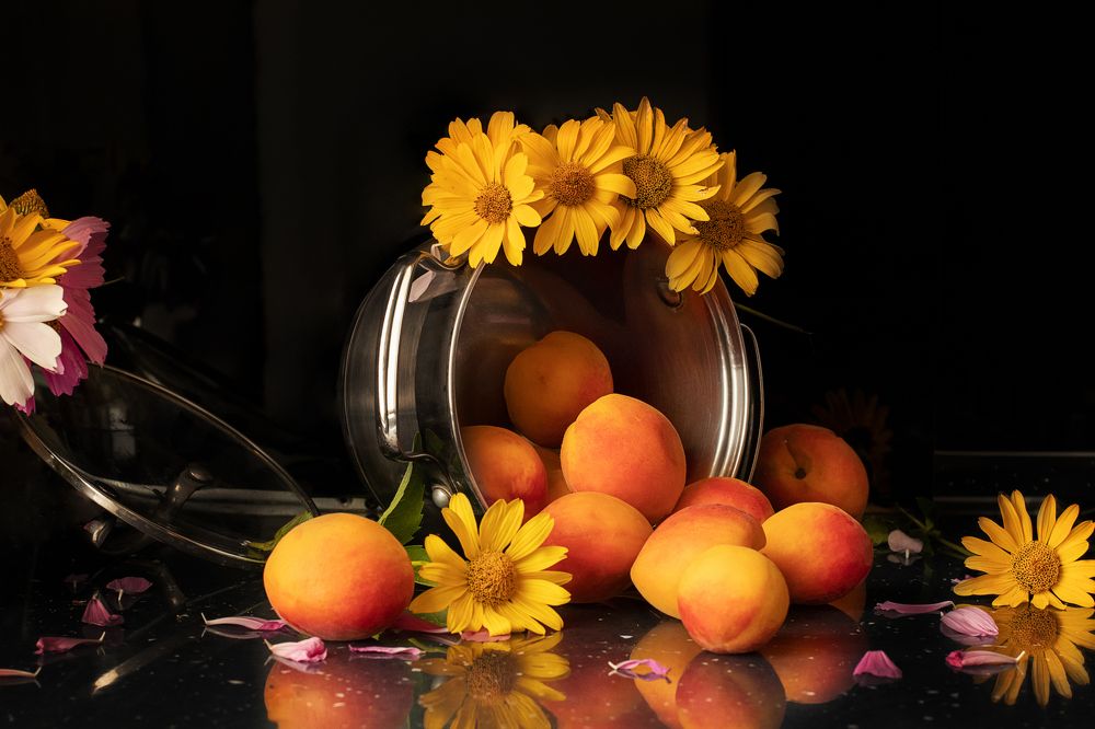 Садовые цветы и абрикосы