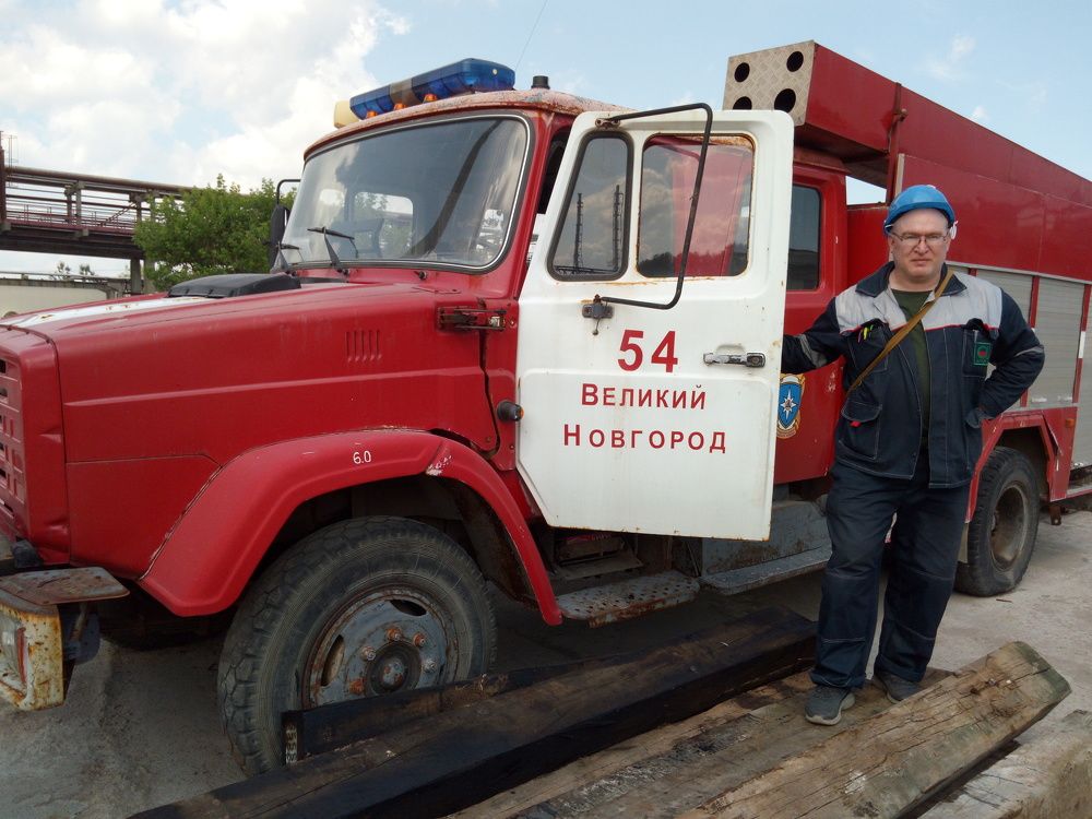 пожарник у пожарной машины