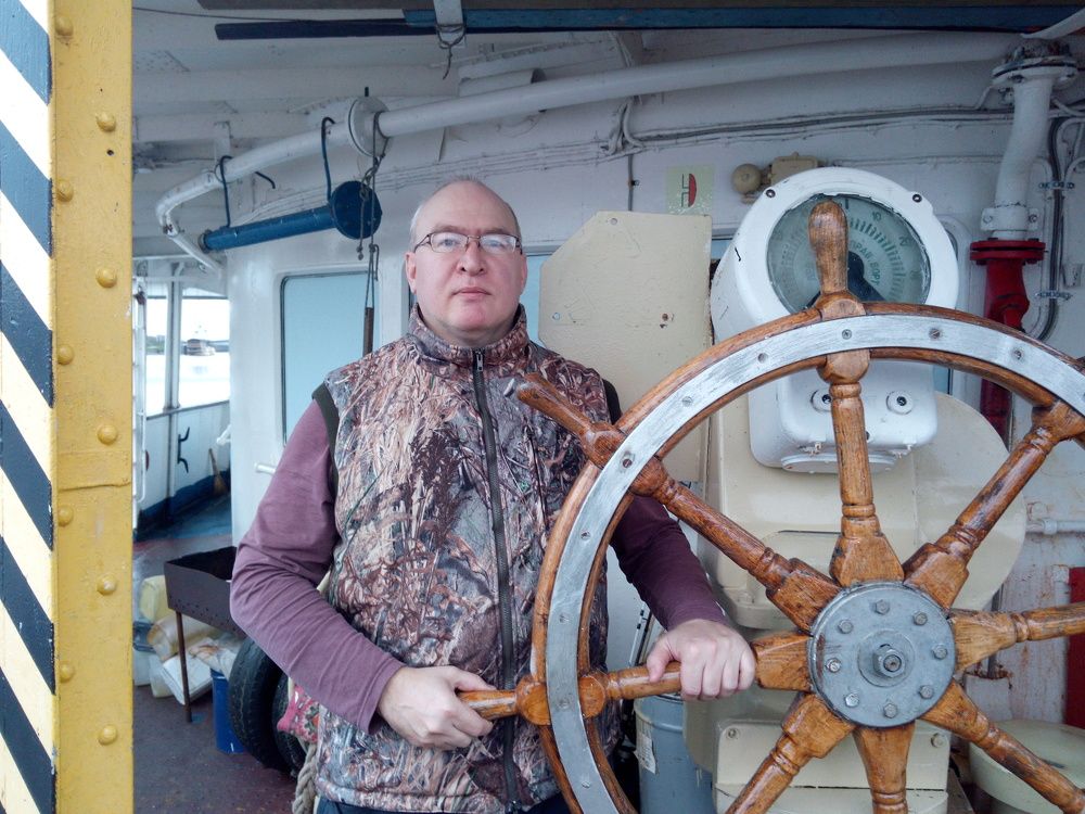 за штурвалом корабля