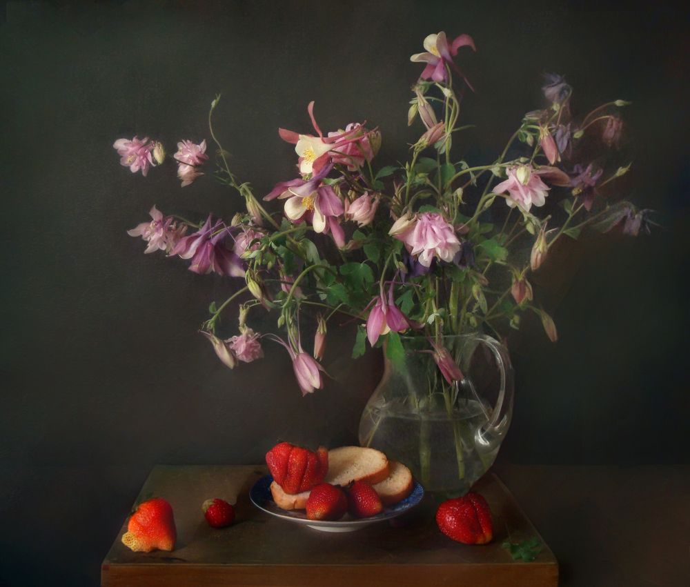 С клубникой и букетом аквилегии