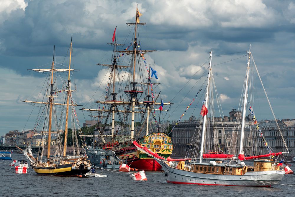 Парусники на праздничной Неве