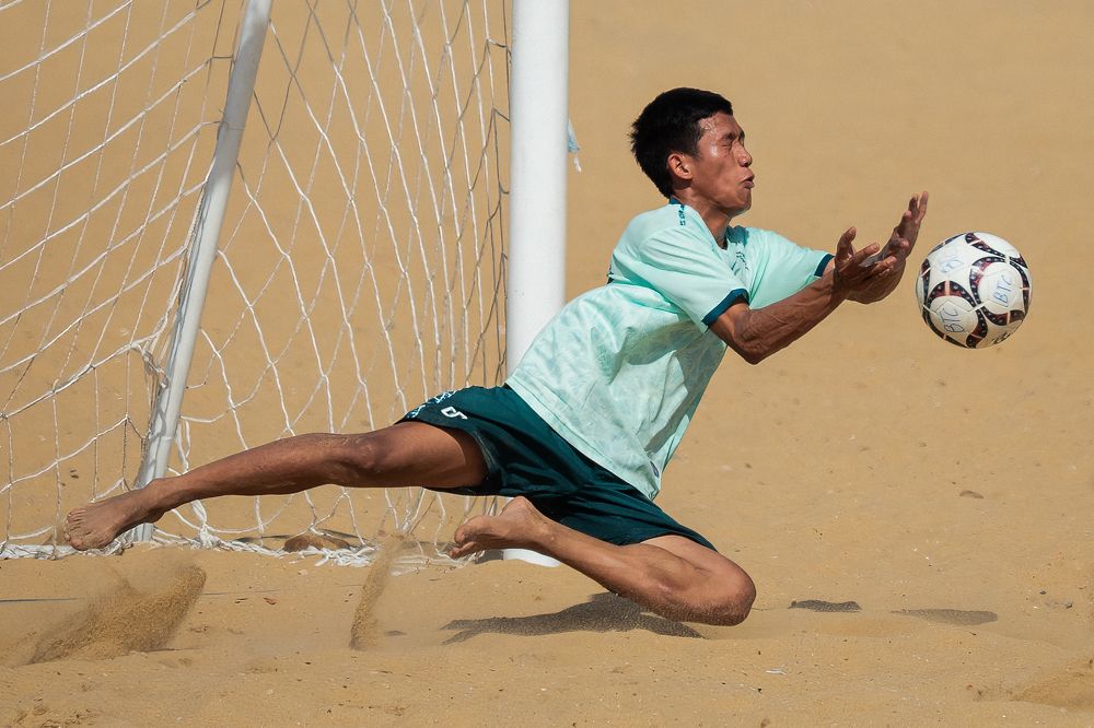 Goalkeeper in the air to obstruct