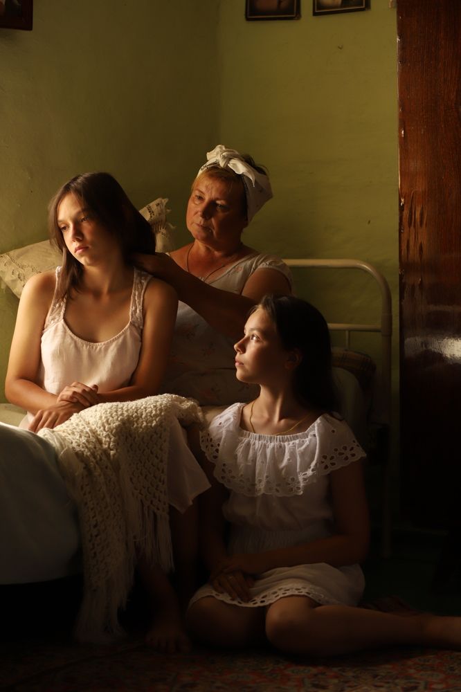 Вечер перед событием на картине «Неравный брак»