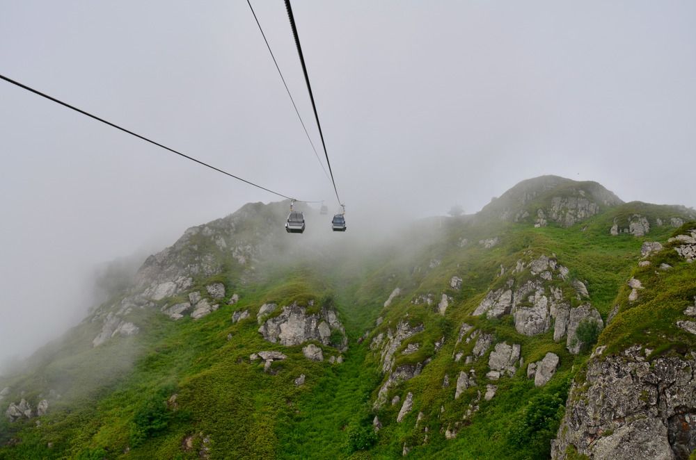 Кабинки подъемника уходят в туман