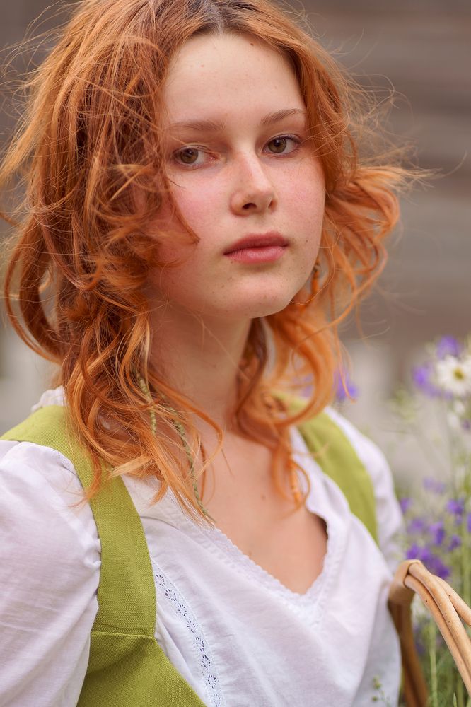 Юная цветочница.