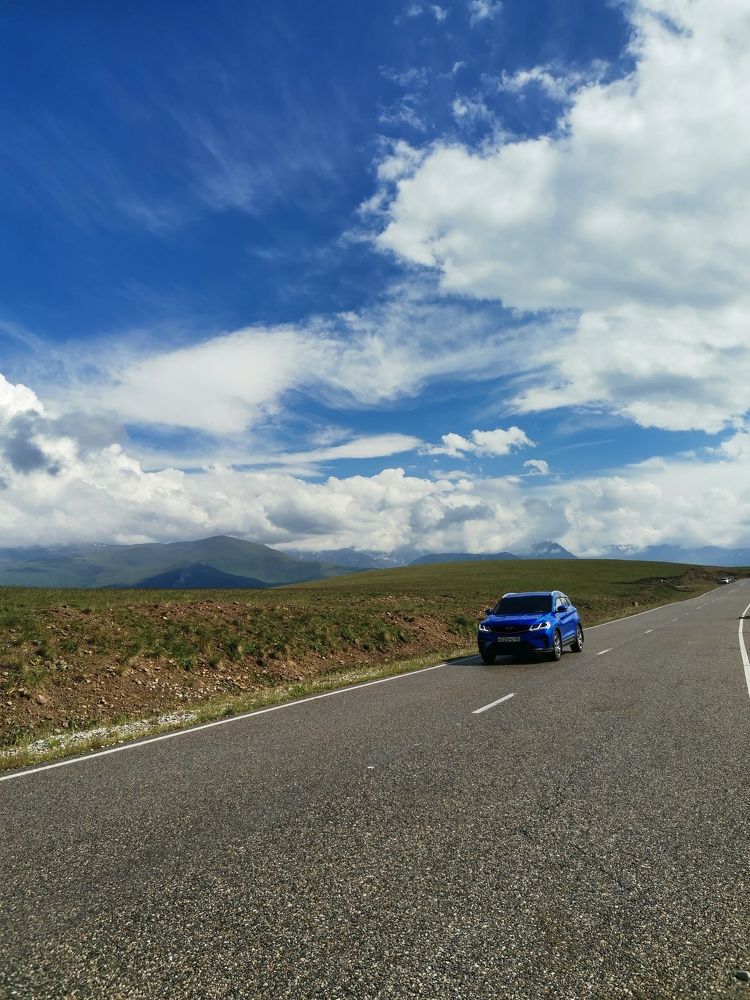 Синий автомобиль