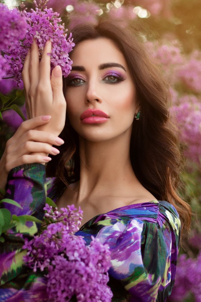 Девушка в сирени.