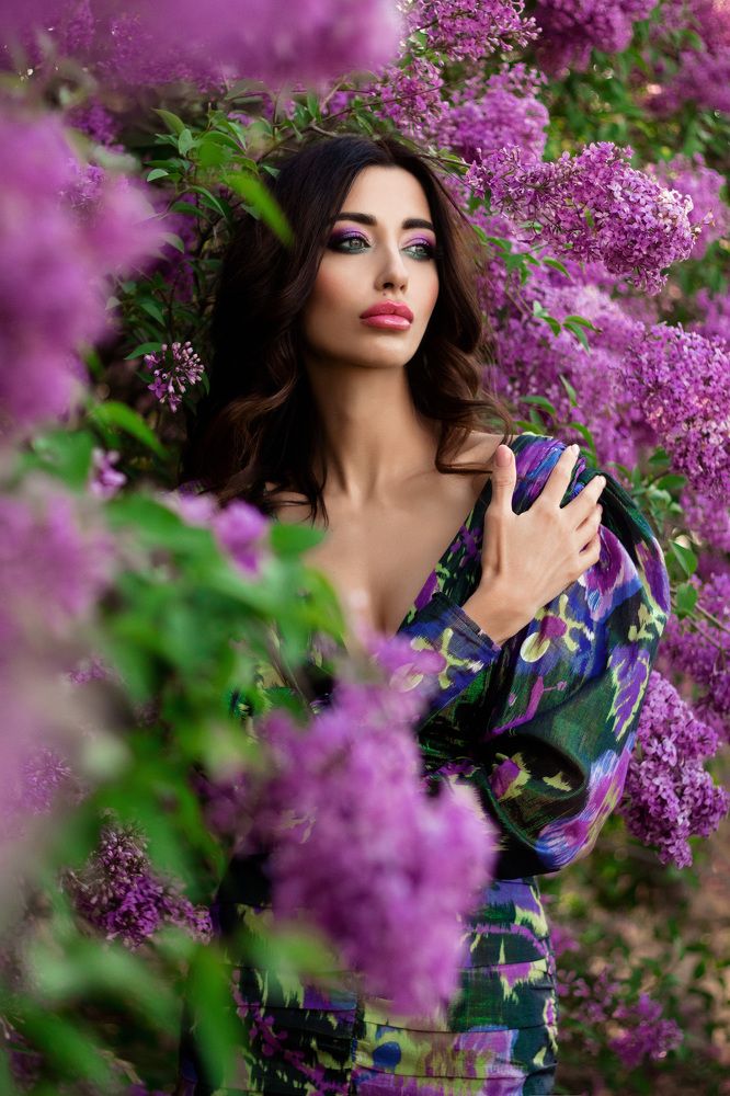 Девушка в сирени.