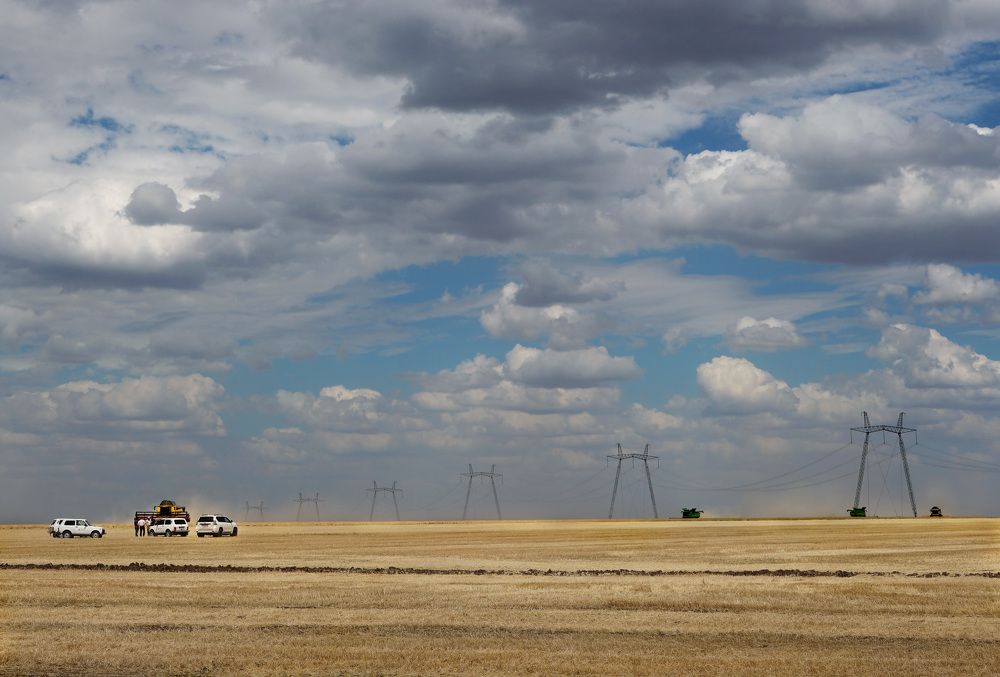 Хлеба — налево, хлеба — направо, Хлеба на счастье, хлеба на славу!
