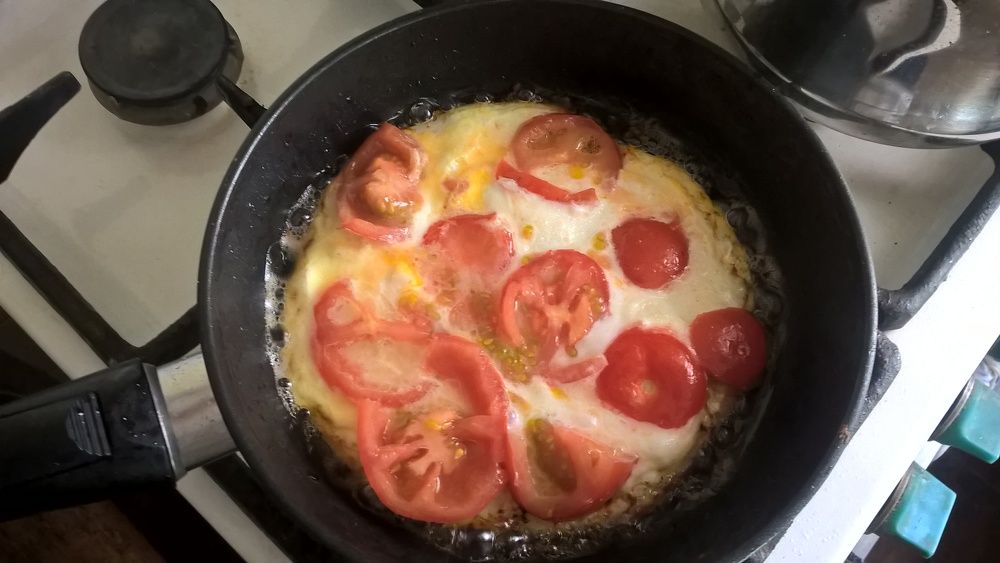 Яичница с помидором
