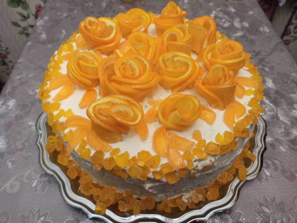 Торт с розами из апельсинов.