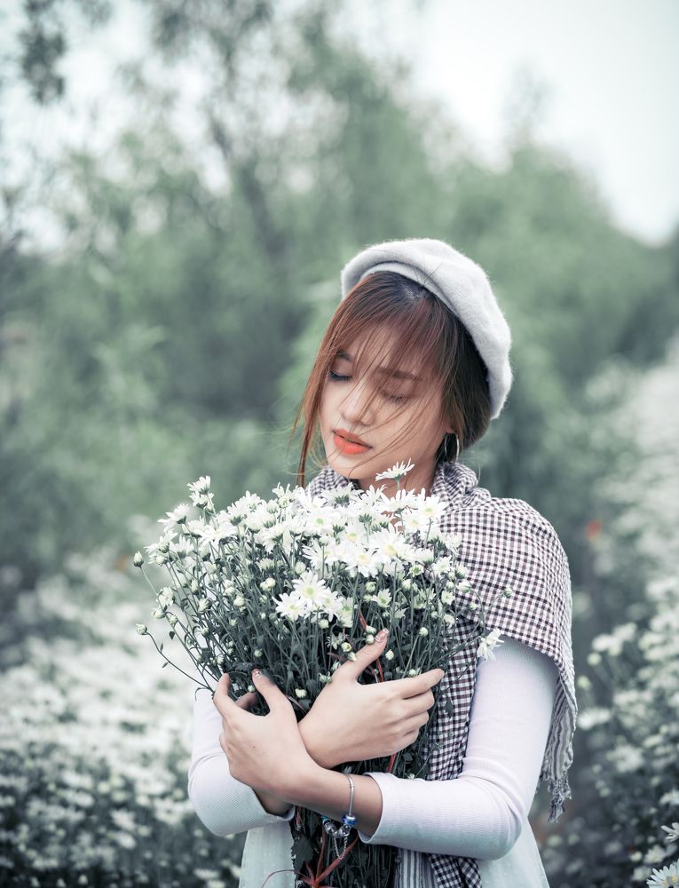 Beautifull women in the Daisy garden