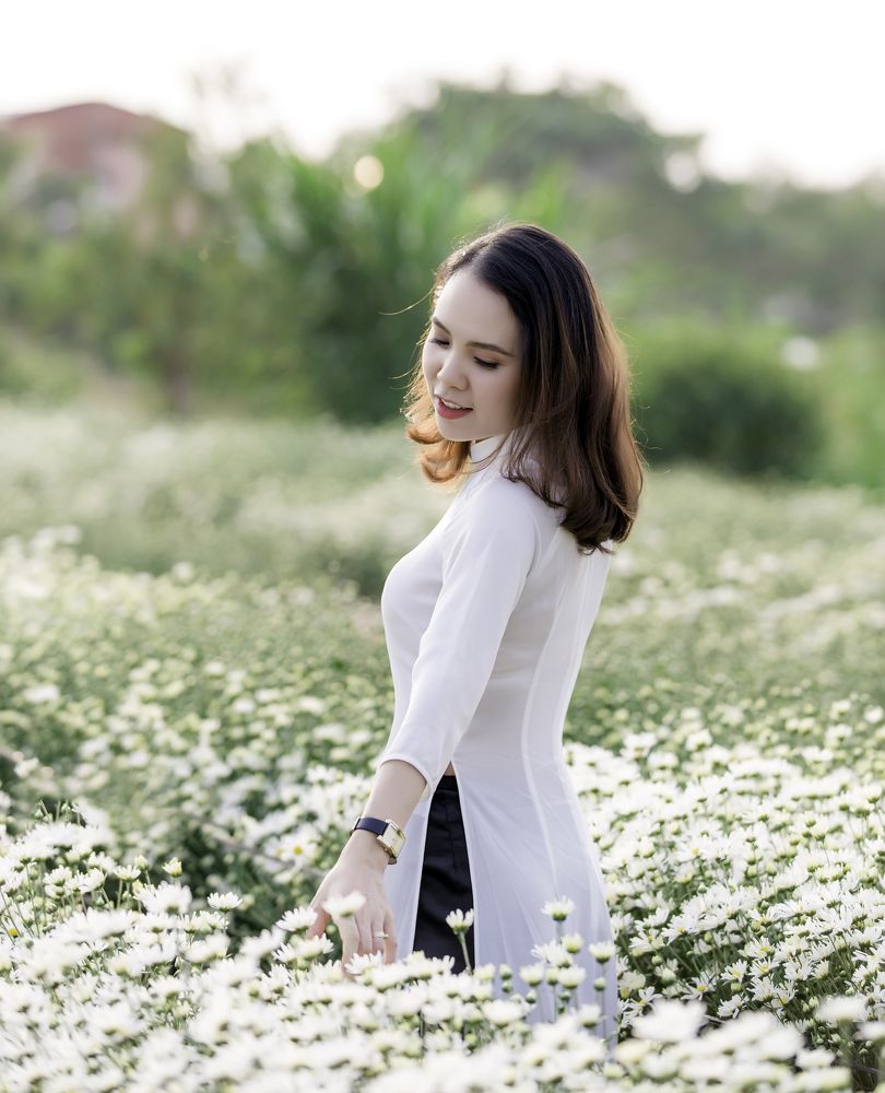 Beautifull women in the Daisy garden