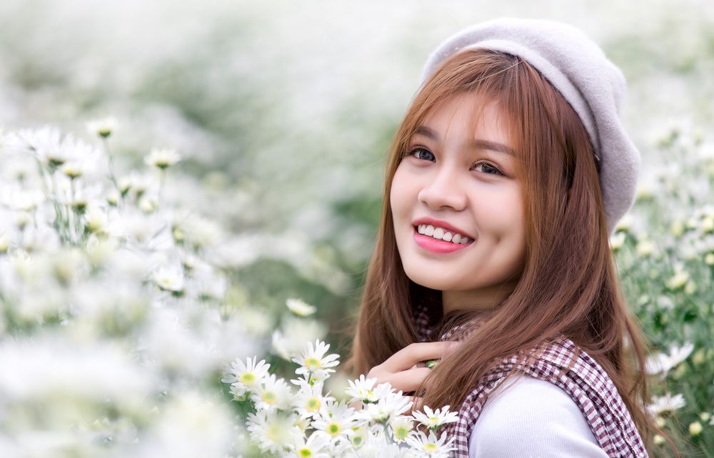 Beautifull women in the Daisy garden