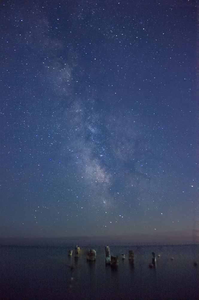 Разрушенный пирс , спокойное море и млечный путь...