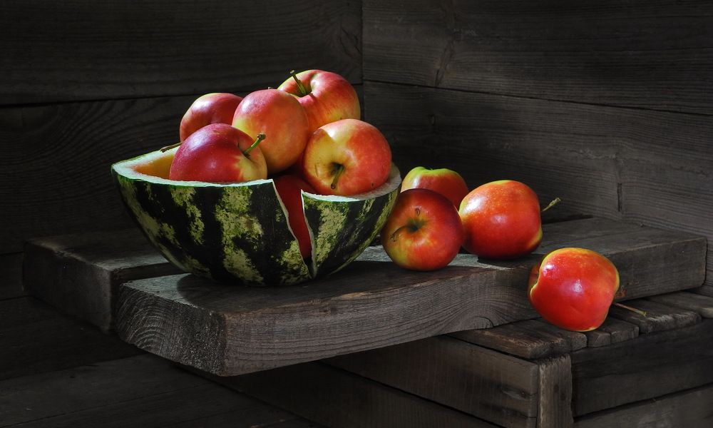 Арбузы, извините. закончились. Берите яблочки.