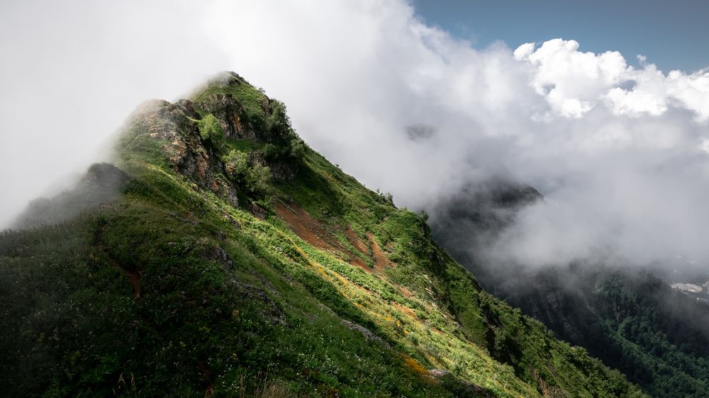 Хребет Аибга в облаках