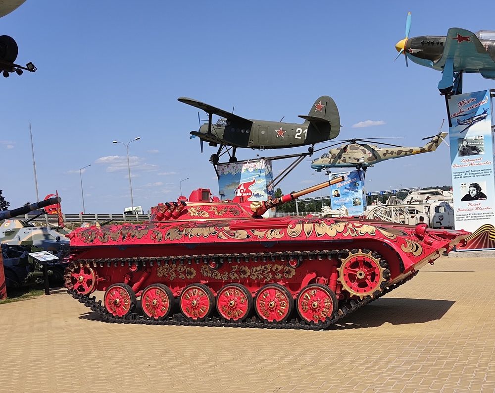 Танк. Красный.