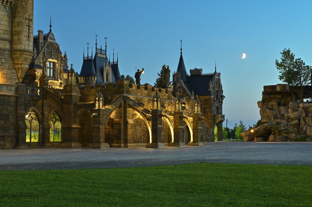 Замок Гарибальди. Темнеет. Стражи зажигают фонари.