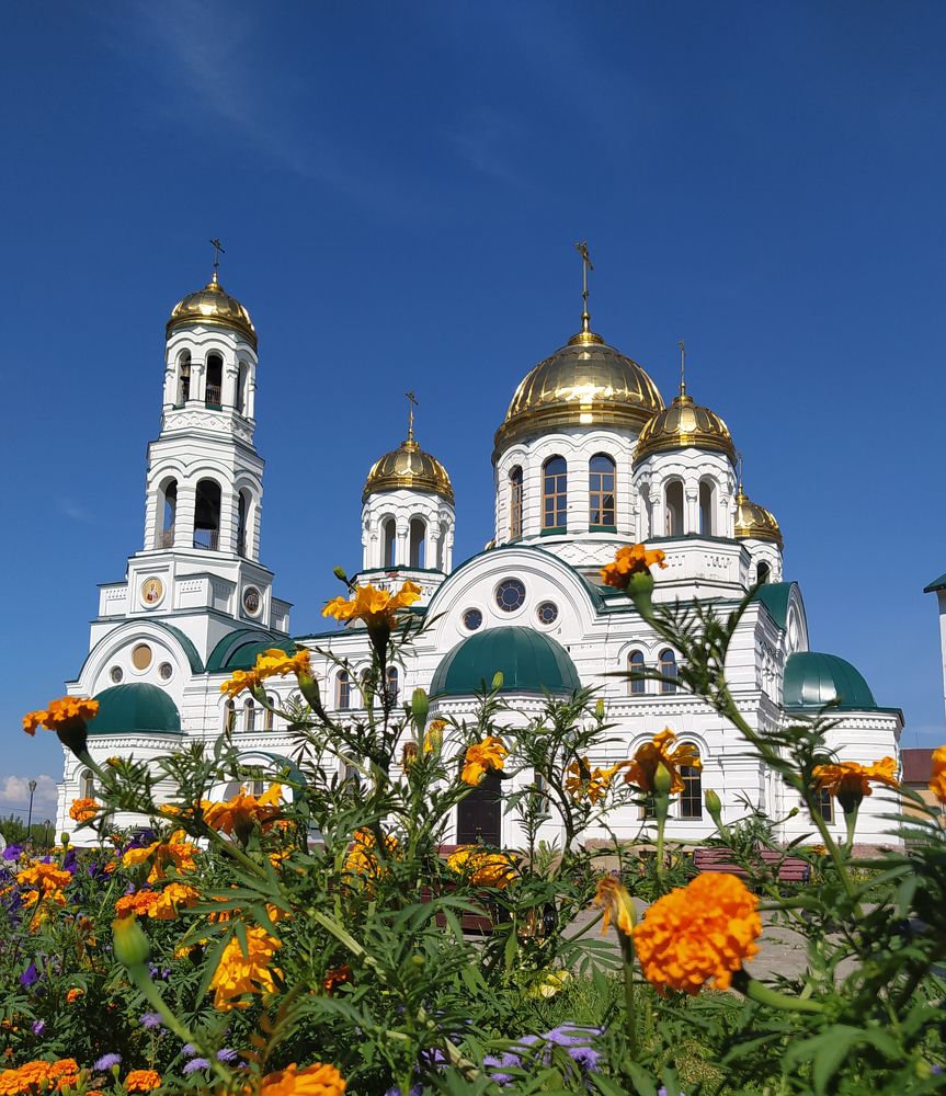 Золотые маковки церквей