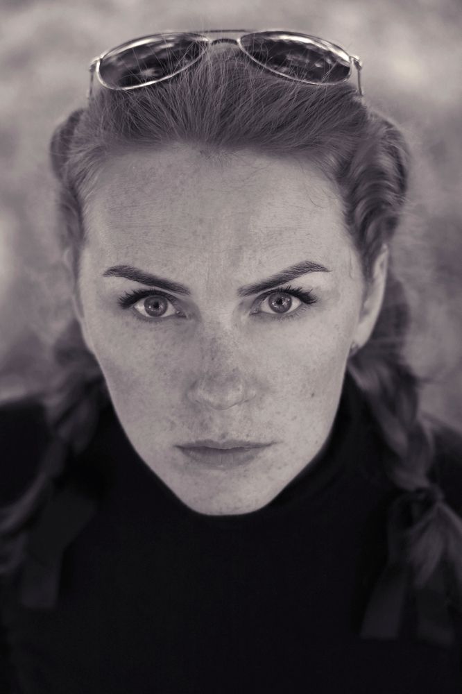 девушка с серьезными веснушками (a girl with serious freckles)