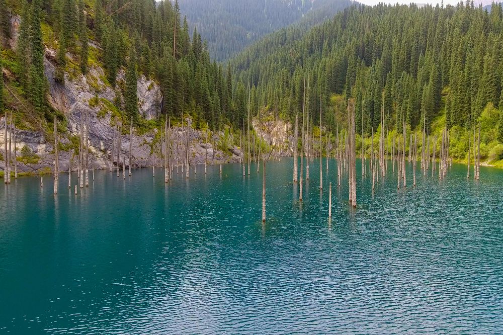 Прям в центре озера
