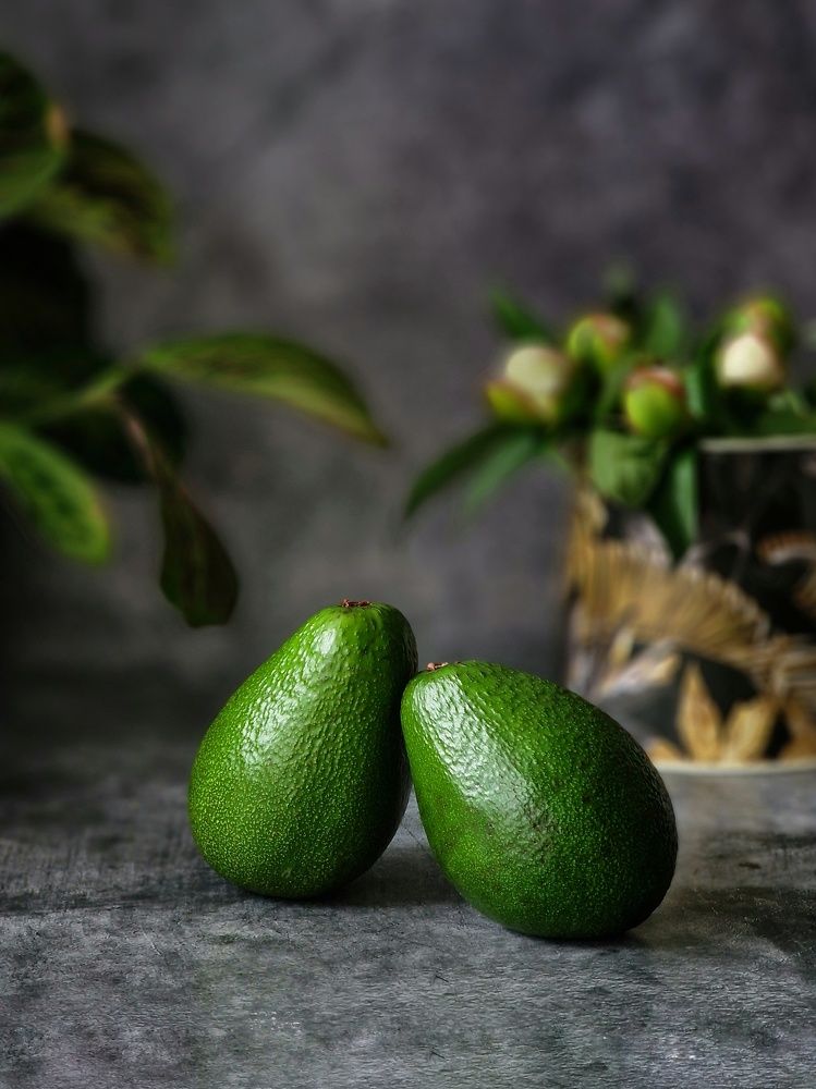 Натюрморт с авокадо