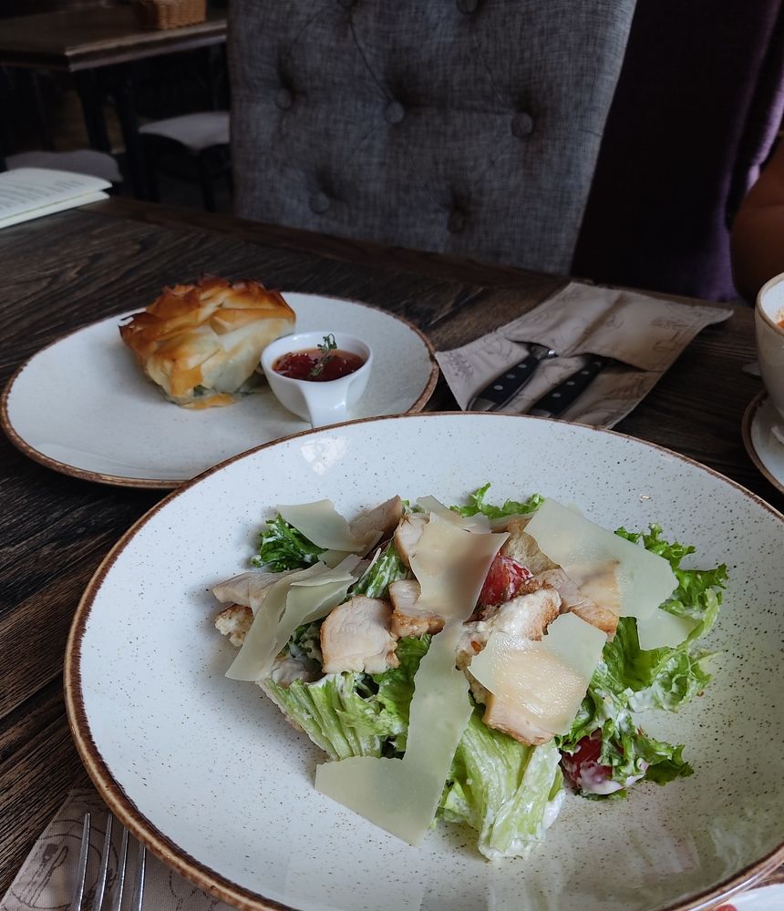 Салат Цезарь.